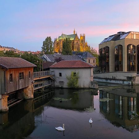 Une Vue Les Pieds Dans L'Eau Metz Exterior foto